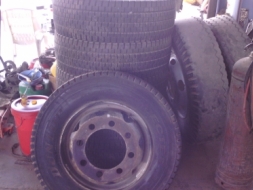 ยาง พร้อมกะทะ 245/70R19.5 สวยๆ